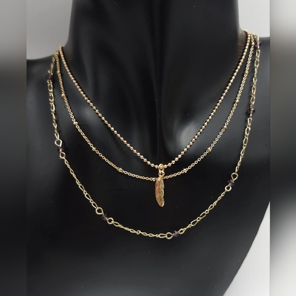 Layered chain feather charm necklace - Picture 4 of 6